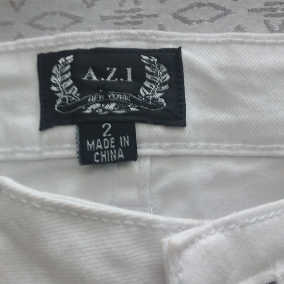 Azi funky white jeans with detail to wear with many colours. Brand new. - Picture 4 of 4
